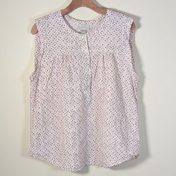 ✨ Loft Sleeveless Summer Blouse with Subtle Pink Diamond Print ✨ - Picture 2 of 7
